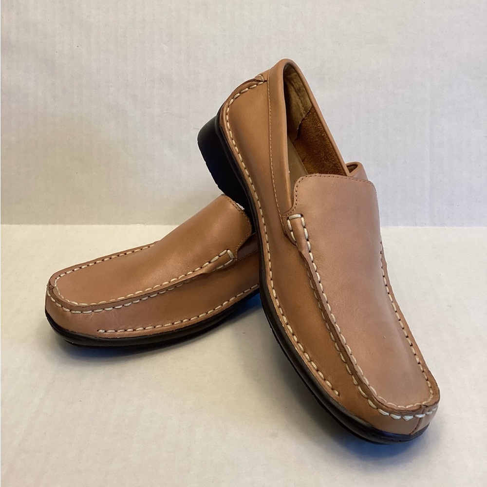 NWOT White Mt. brown leather “Kingston” slip-on loafers Size 6.5M.